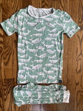 Sweet Bamboo whale print two piece bamboo pajama set, size 8. Excellent cond